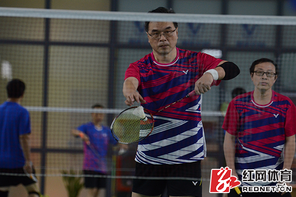 廉颇不老尚能杀球 省直单位老干部中老年羽毛