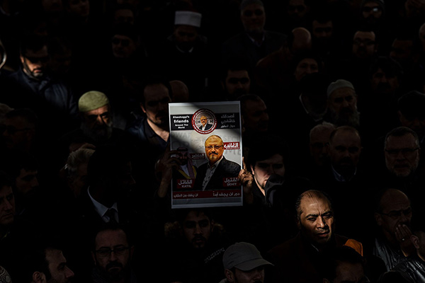 　　11月16日，全球多地为遇害沙特记者卡舒吉举行葬礼祈祷仪式。在土耳其伊斯坦布尔，人们举着他的海报。视觉中国 图
