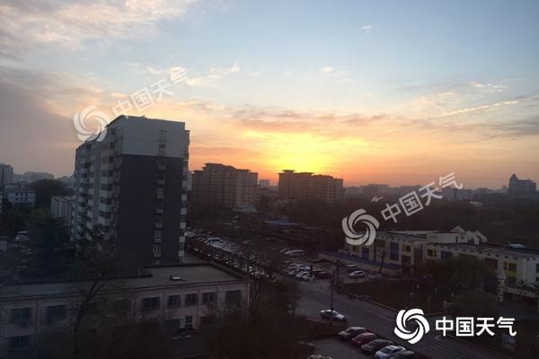 今天北京延续晴朗模式最高温9℃ 早晨朝霞布满