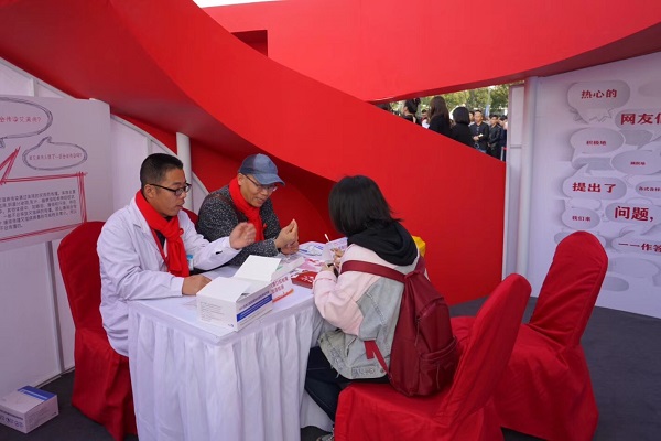 现场|“世界艾滋病日”:跨过红丝带艺术装置的“勇气之门”