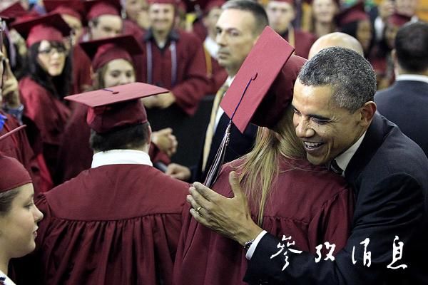 2012年奥巴马在大学毕业典礼上拥抱学生。