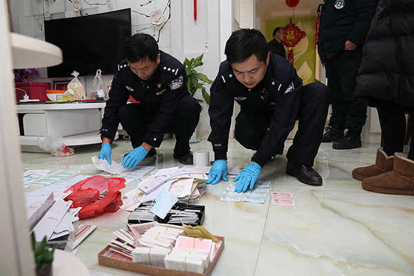 民警清点查获的半成品假火车票。 武汉铁路公安处供图