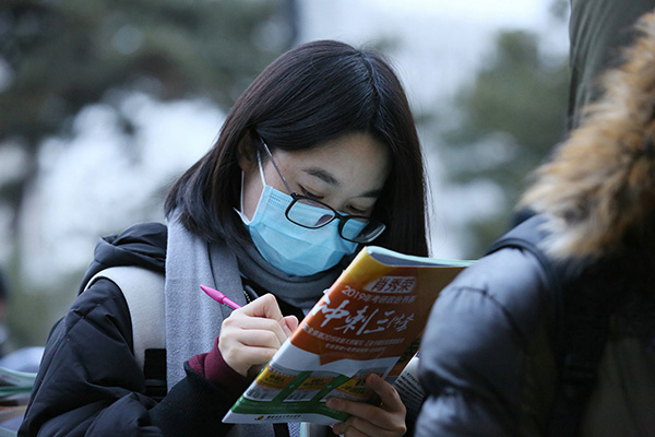2018年12月22日,北京,中国人民大学研究生考点,考生在抓紧时间复习。视觉中国 图