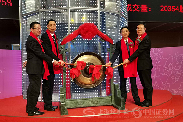 南京市委副书记、市长蓝绍敏(左二)、副市长冉华(右二)、江苏农信社联合社党委书记理事长吴万善(左一)、紫金银行党委书记董事长张小军(右一)上证报记者 徐汇 摄