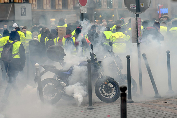 黄背心冲突持续 专家:不排除解散政府以应对