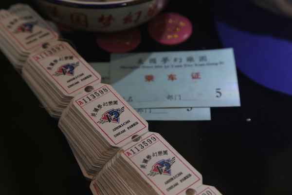 有范志毅签名足球等老物件的展览,藏着老上海人的生活记忆