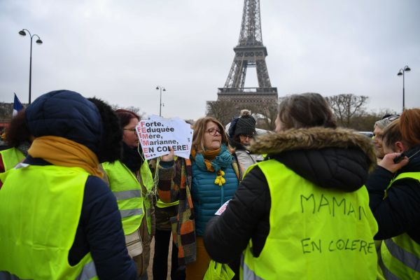 1月20日，“黄背心”抗议者在巴黎埃菲尔铁塔前示威。（法新社）