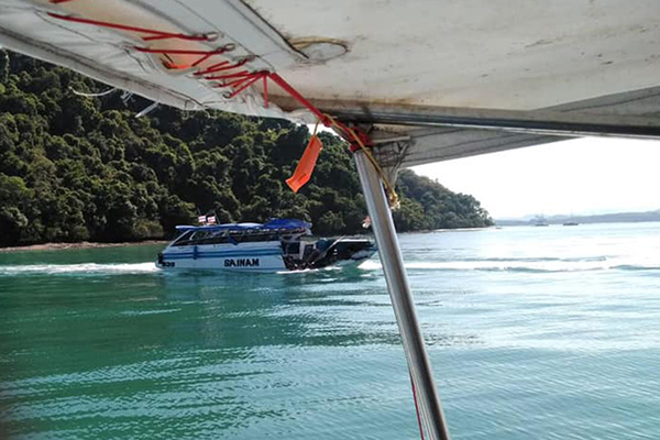 2月9日在泰国普吉岛附近海域拍摄的相撞受损的快艇。 新华社 图