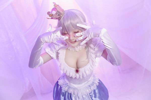 娇俏御姐COS《路易鬼屋》King Boo 美胸白丝血妈性感