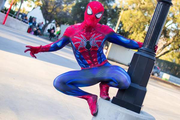 《漫威蜘蛛侠》小虫Cos集锦 好逗比的蜘蛛警察!(图)