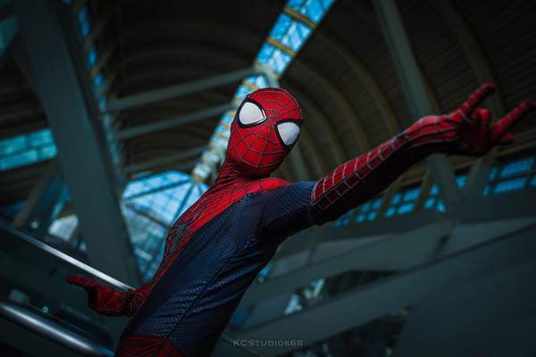 《漫威蜘蛛侠》小虫Cos集锦 好逗比的蜘蛛警察!(图)