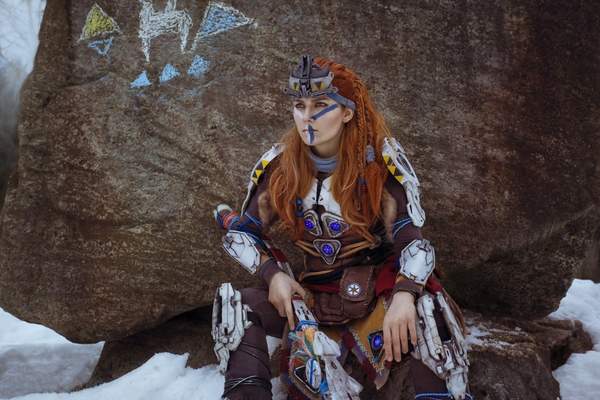 美女Cos《地平线:黎明时分》Aloy 还原贼高神似本尊