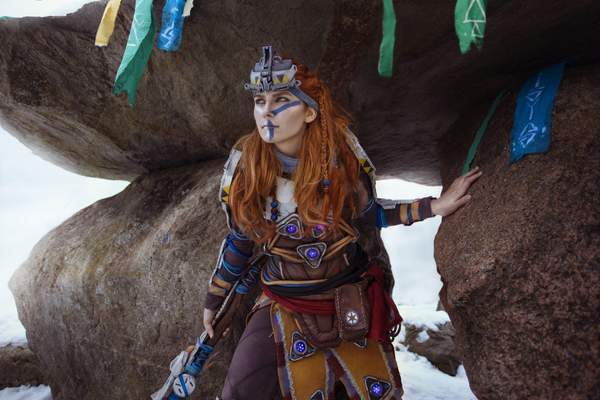 美女Cos《地平线:黎明时分》Aloy 还原贼高神似本尊