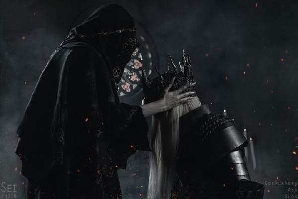 《黑暗之魂3》洛里安、洛斯里克Cos 亲密互动基情满满 《黑暗之魂3》洛里安、洛斯里克Cos 亲密互动基情满满