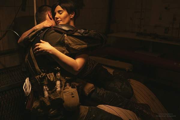 《地铁:离去》阿尔乔姆夫妻Cosplay 甜蜜互动狂撒狗粮