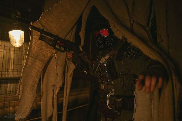 《地铁:离去》阿尔乔姆夫妻Cosplay 甜蜜互动狂撒狗粮