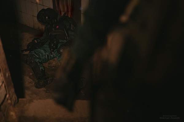 《地铁:离去》阿尔乔姆夫妻Cosplay 甜蜜互动狂撒狗粮