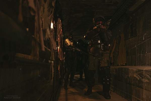 《地铁:离去》阿尔乔姆夫妻Cosplay 甜蜜互动狂撒狗粮