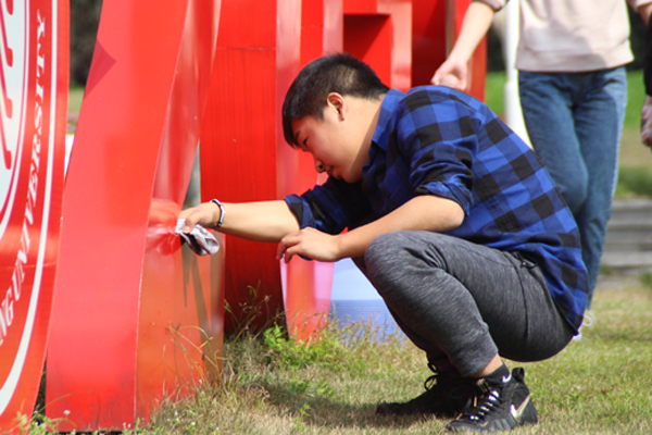 重庆交通大学河海学院学子清洗校园文化标志 