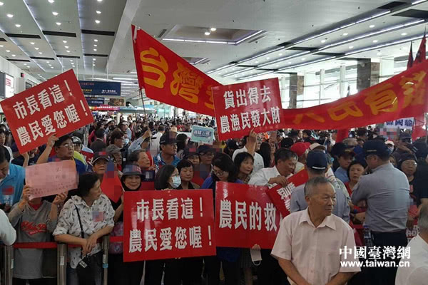 韩国瑜返台千人接机,台民众高举农民的救星标
