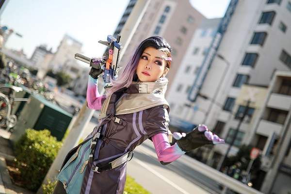 岛国小姐姐COS《守望先锋》黑影 造型还原,酷似邓紫棋