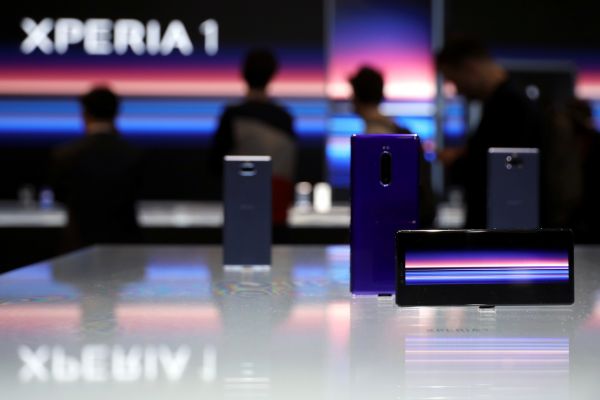 资料图片:在今年的西班牙巴塞罗那世界移动通信大会上展出的索尼Xperia 1智能手机。(新华社/路透)