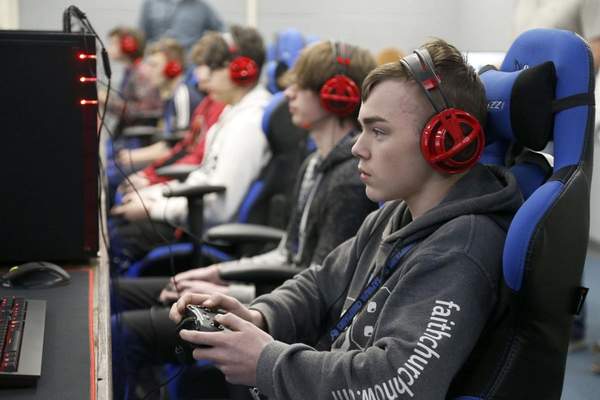 为提高孩子们上学的热情 美国一高中竟成立电竞联盟