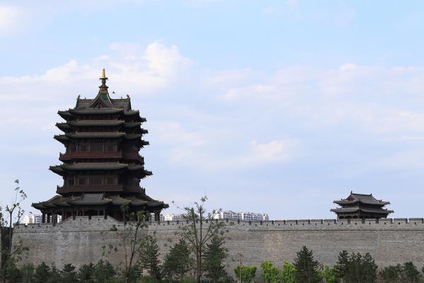2017年6月14日,山西大同,修复完成的大同古城墙及古建筑。视觉中国 资料图