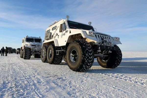 圖爲在北極部署的俄軍車輛