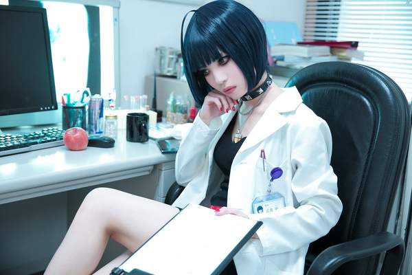 妹纸Cos《女神异闻录5》医生武见妙 修长美腿不输本尊