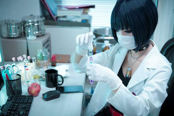 妹纸Cos《女神异闻录5》医生武见妙 修长美腿不输本尊