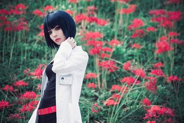 妹纸Cos《女神异闻录5》医生武见妙 修长美腿不输本尊