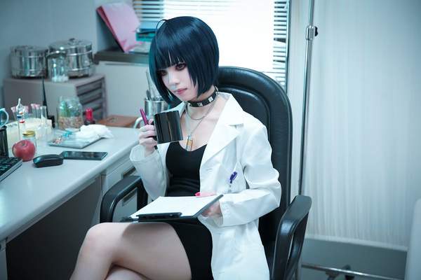 妹纸Cos《女神异闻录5》医生武见妙 修长美腿不输本尊