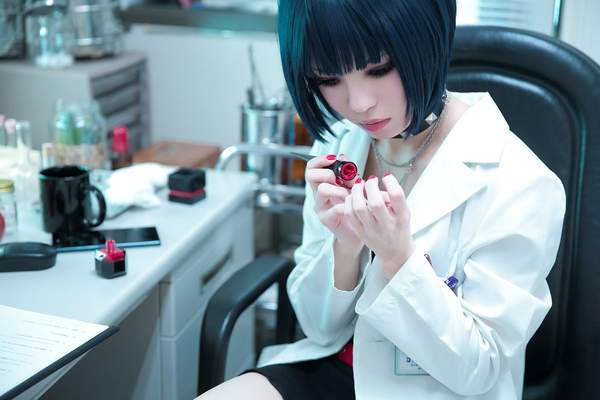 妹纸Cos《女神异闻录5》医生武见妙 修长美腿不输本尊