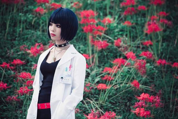 妹纸Cos《女神异闻录5》医生武见妙 修长美腿不输本尊