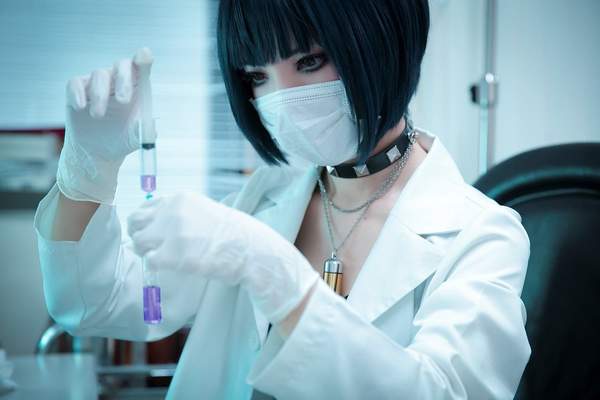 妹纸Cos《女神异闻录5》医生武见妙 修长美腿不输本尊