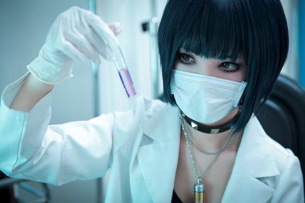 妹纸Cos《女神异闻录5》医生武见妙 修长美腿不输本尊