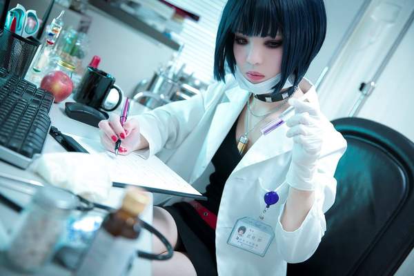 妹纸Cos《女神异闻录5》医生武见妙 修长美腿不输本尊