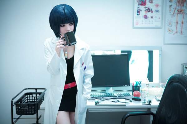 妹纸Cos《女神异闻录5》医生武见妙 修长美腿不输本尊