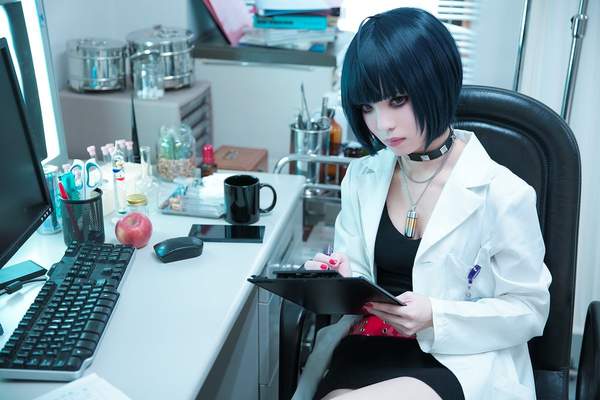 妹纸Cos《女神异闻录5》医生武见妙 修长美腿不输本尊