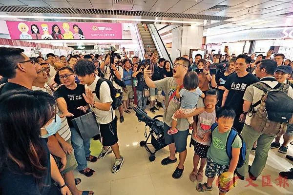 ▲一名香港男子高唱国歌,与示威者对峙。(香港《文汇报》网站)
