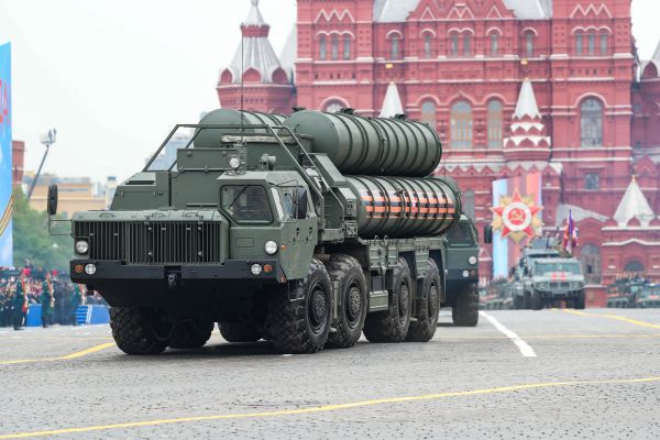 资料图：2019年5月9日，在俄罗斯莫斯科举行的胜利日阅兵式上，S-400防空导弹系统通过红场，接受检阅。新华社记者白雪骐摄