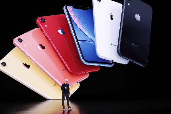  9月10日，在美国加利福尼亚州丘珀蒂诺，苹果公司首席执行官蒂姆·库克介绍新品手机。 （新华社）