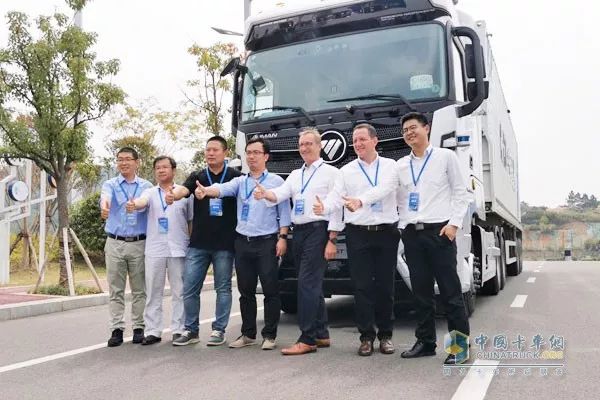 坐“欧曼EST-A自动驾驶卡车”啥感觉?司机全程不用方向盘(视频)