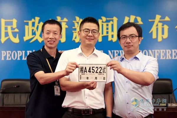 坐“欧曼EST-A自动驾驶卡车”啥感觉?司机全程不用方向盘(视频)