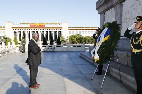 10月8日，所罗门群岛总理索加瓦雷前往北京天安门广场，向人民英雄纪念碑敬献花圈。 （新华社）