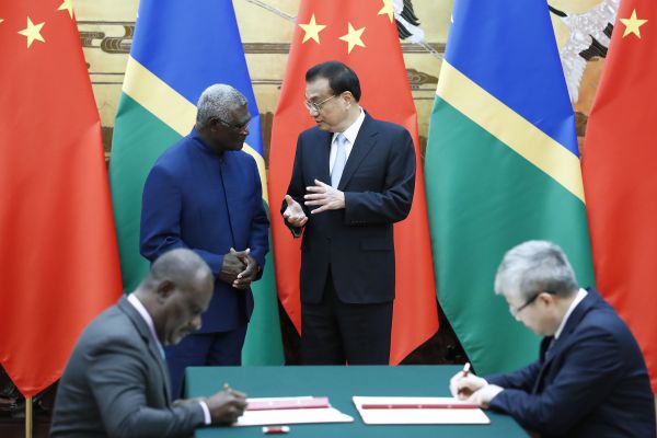 中所两国总理举行会谈,并共同见证了多项双边合作协议的签署。(中国政府网)