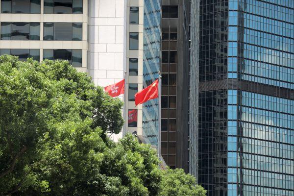 8月5日，香港街头五星红旗和紫荆花旗迎风飘扬。（新华社）