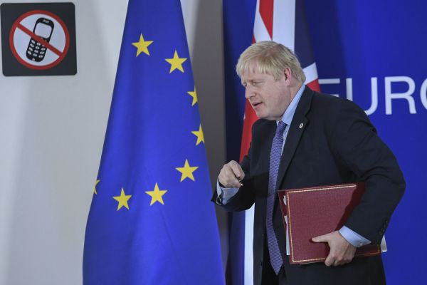 10月17日，在比利时首都布鲁塞尔，英国首相约翰逊出席新闻发布会。除英国外的欧盟27个成员国领导人17日一致通过决议，支持欧盟委员会当天与英国政府达成的最新“脱欧”协议。新华社发（里卡多·帕雷贾尼摄）