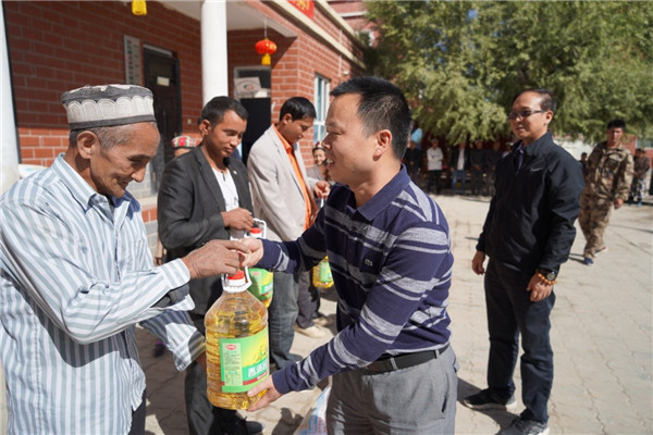 守住上海干部的精气神—记上海援疆前指干部人才组组长权良余